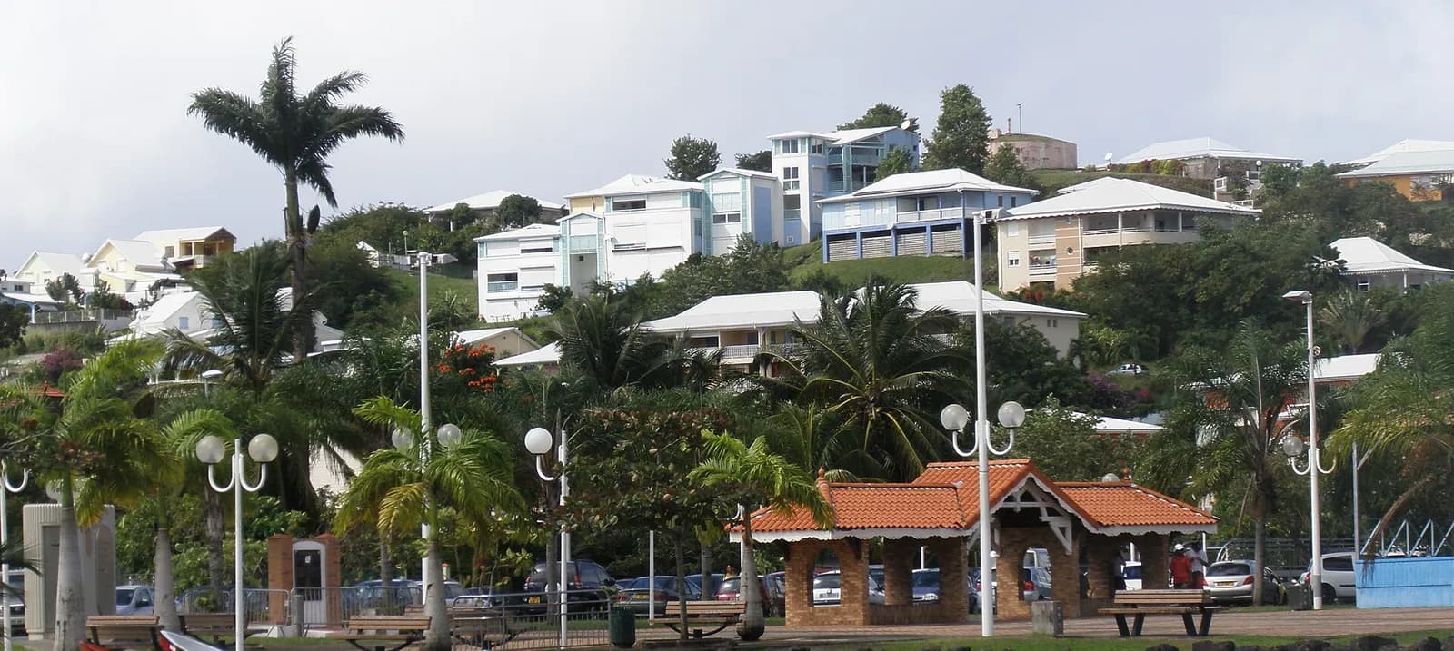 Maisons et villas sur le flanc d'une colline dominant le front de mer des Trois-Îlets, en Martinique