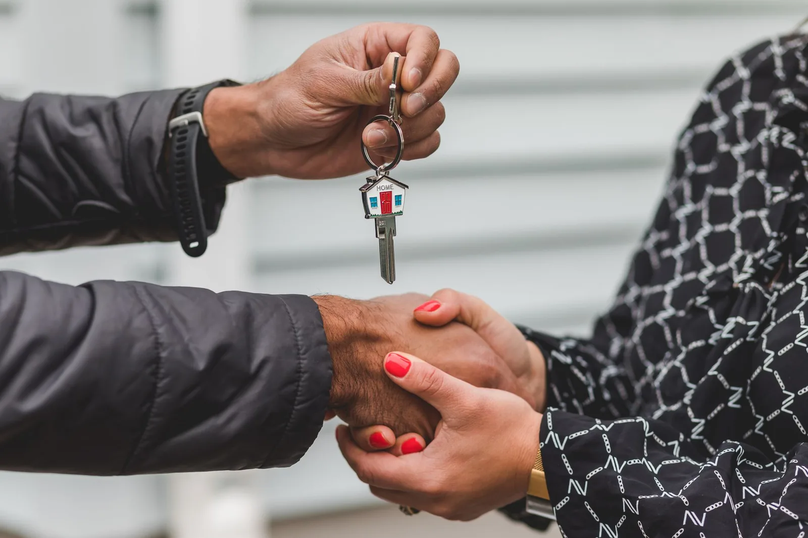 Remise des clés d'une maison avec une poignée de main