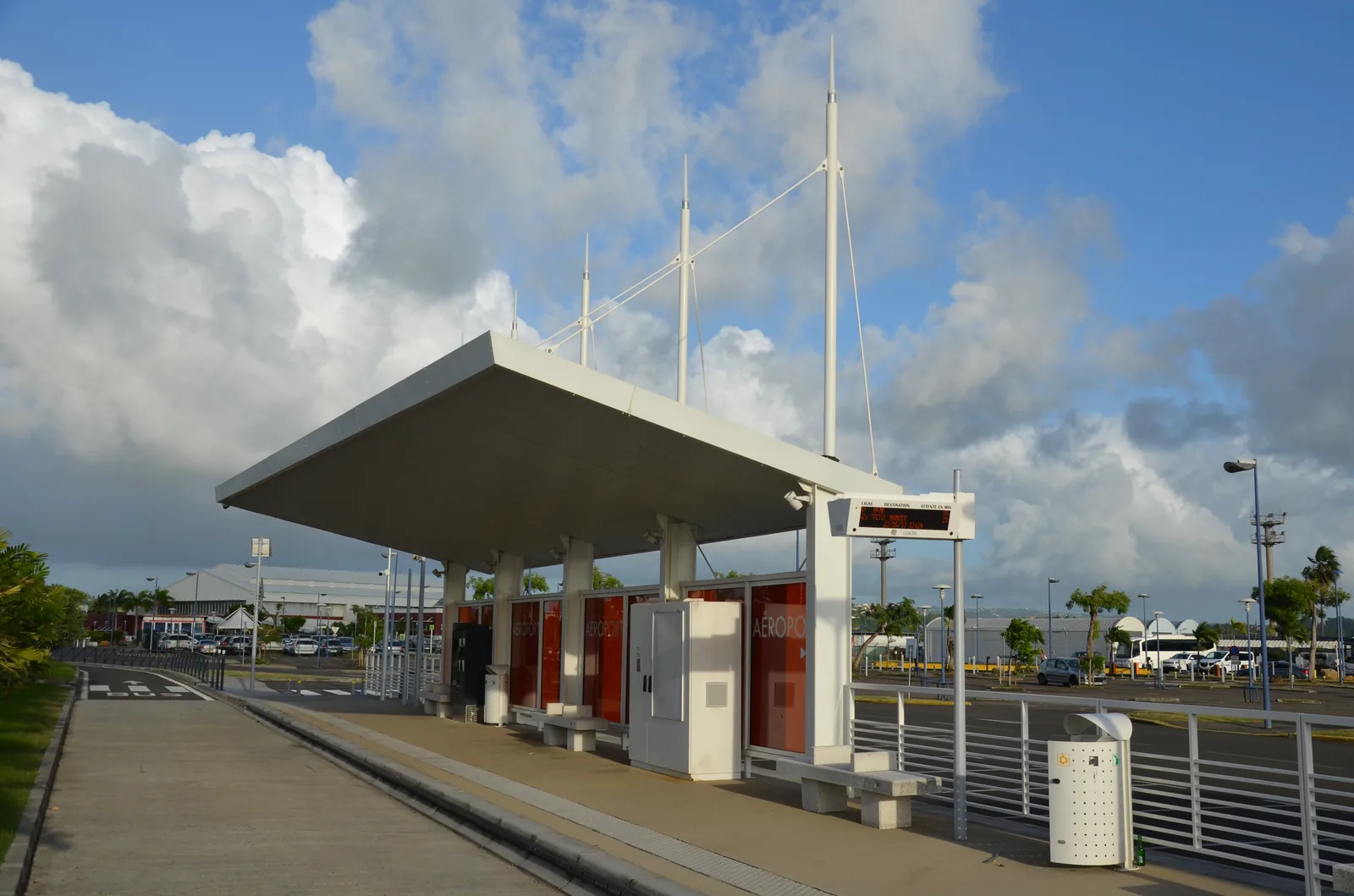 Station TCSP Lamentin-Aéroport en Martinique, quai et abri du bus à haut niveau de service