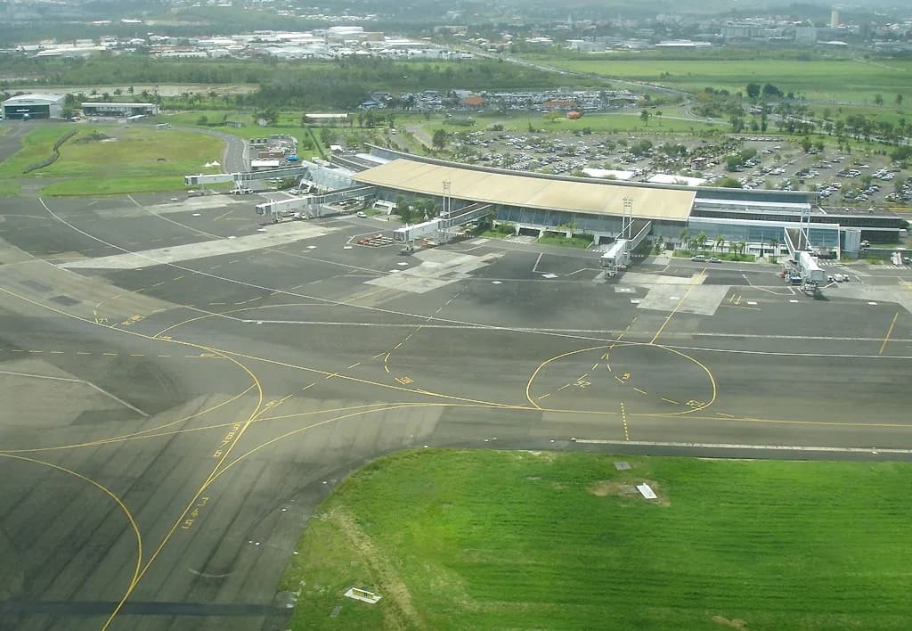 Vue aérienne du terminal de l'aéroport Martinique Aimé Césaire et de ses parkings au Lamentin
