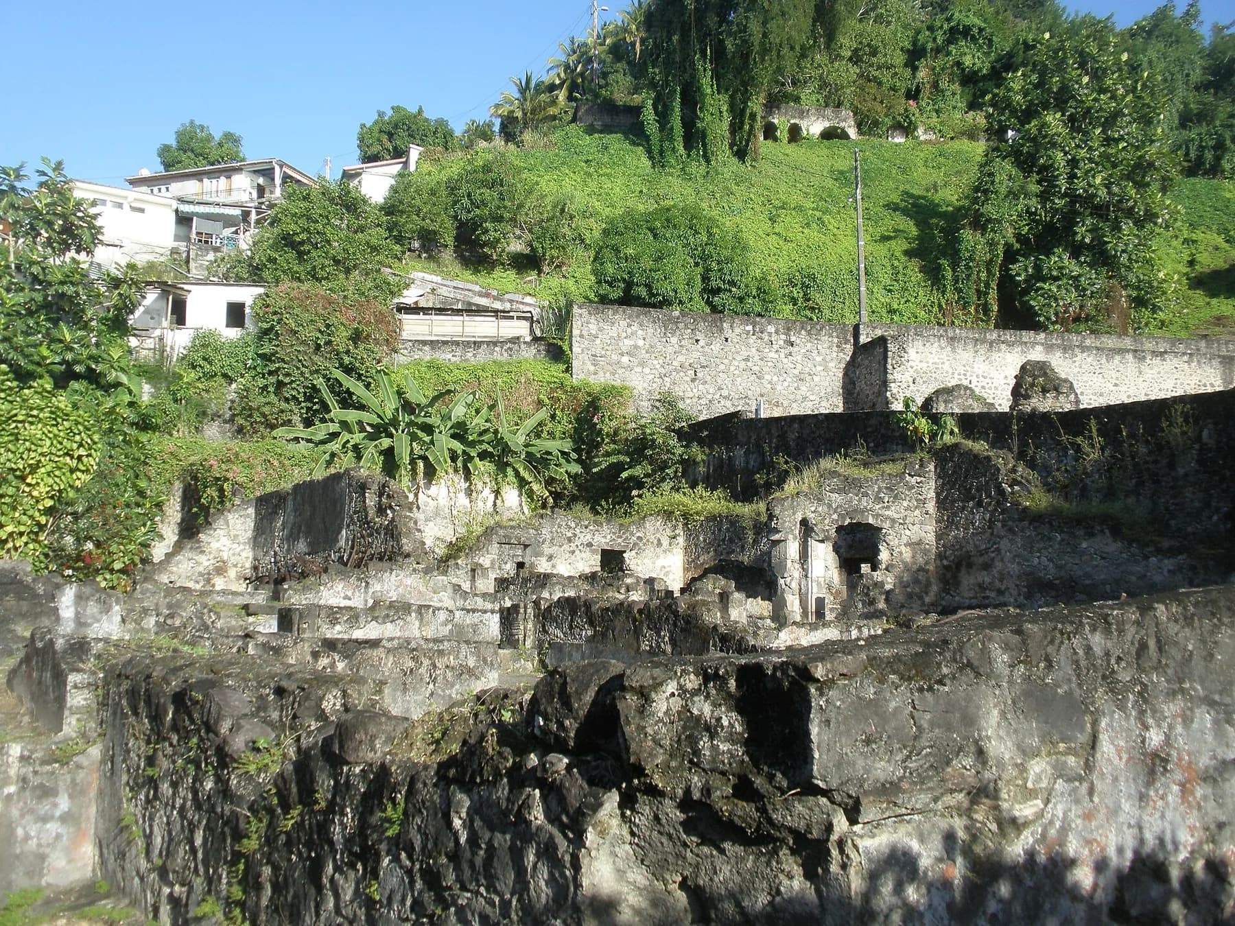 Ruines de pierre de la prison de Saint-Pierre, détruite par l'éruption de 1902, sous la végétation