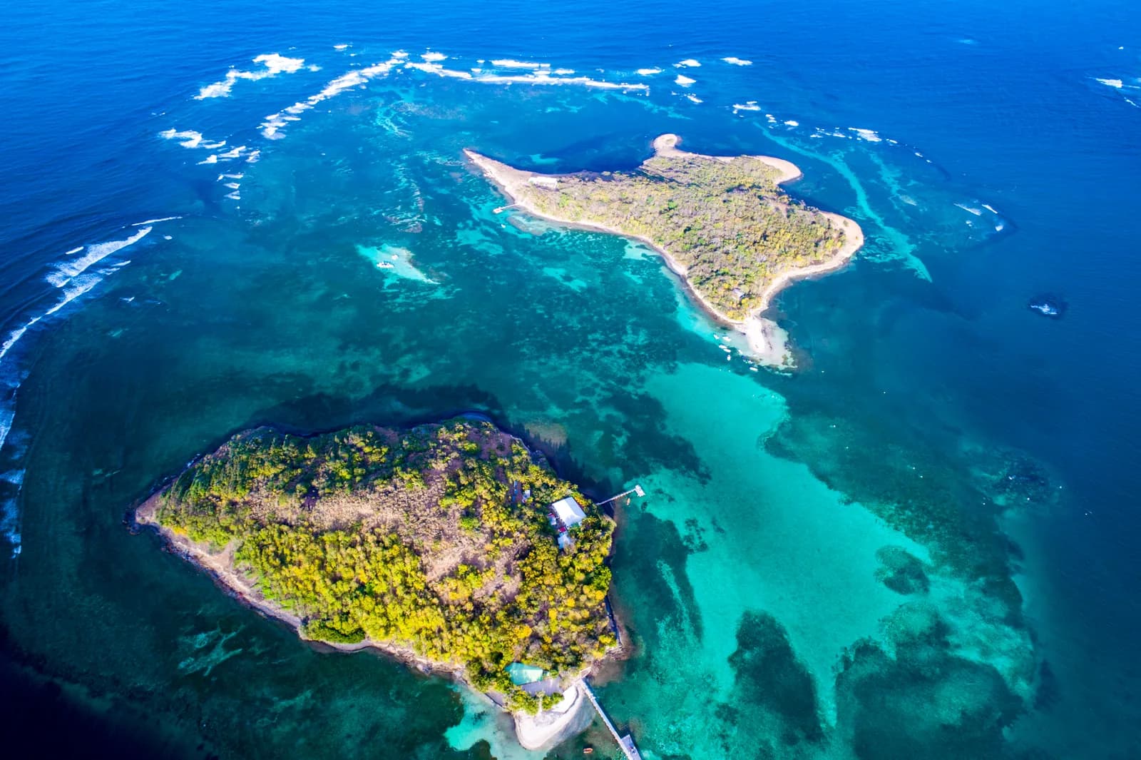 Vue aérienne des îlets Oscar et Thierry et des fonds blancs de la Baignoire de Joséphine, baie du François, Martinique