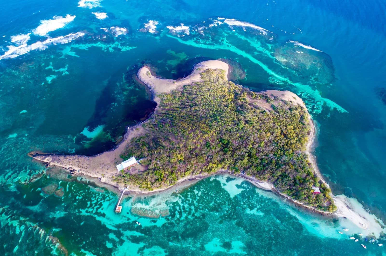 Vue aérienne de l'îlet Thierry, sa maison, son ponton et son lagon turquoise, Le François, Martinique