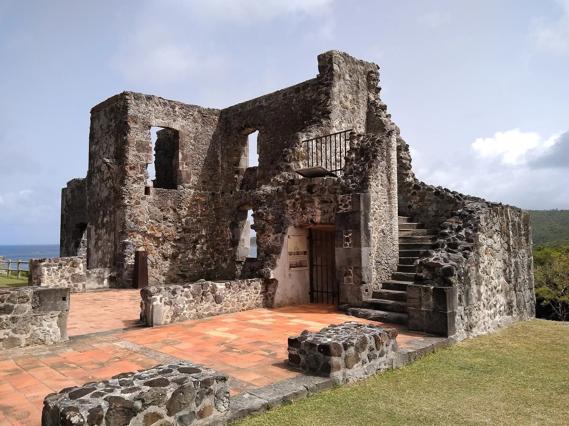 Ruines de l'habitation principale du château Dubuc, murs de pierre et escalier, à La Trinité en Martinique