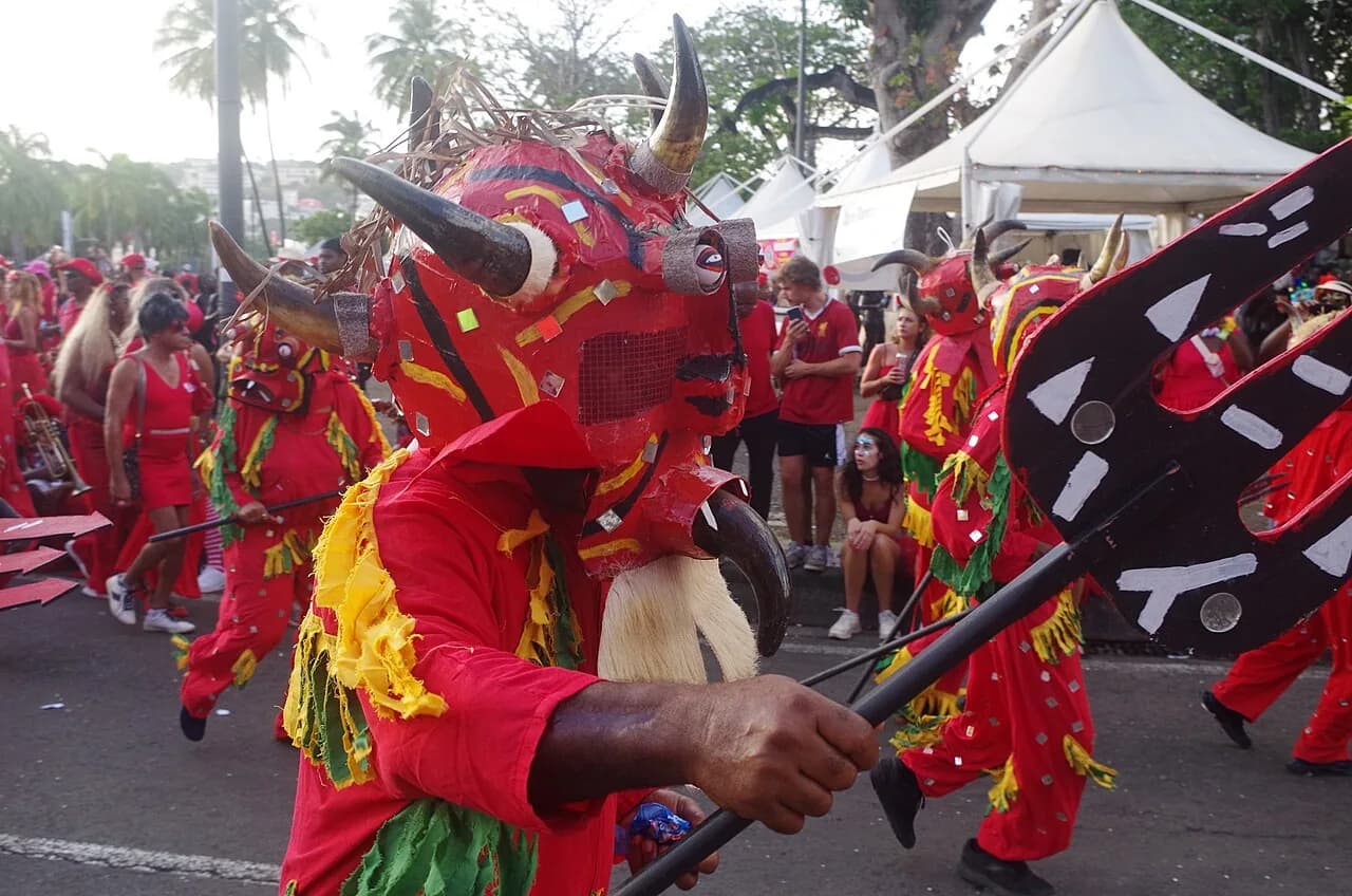 Diable rouge masqué, cornes et miroirs, pendant le mardi gras du carnaval de Martinique