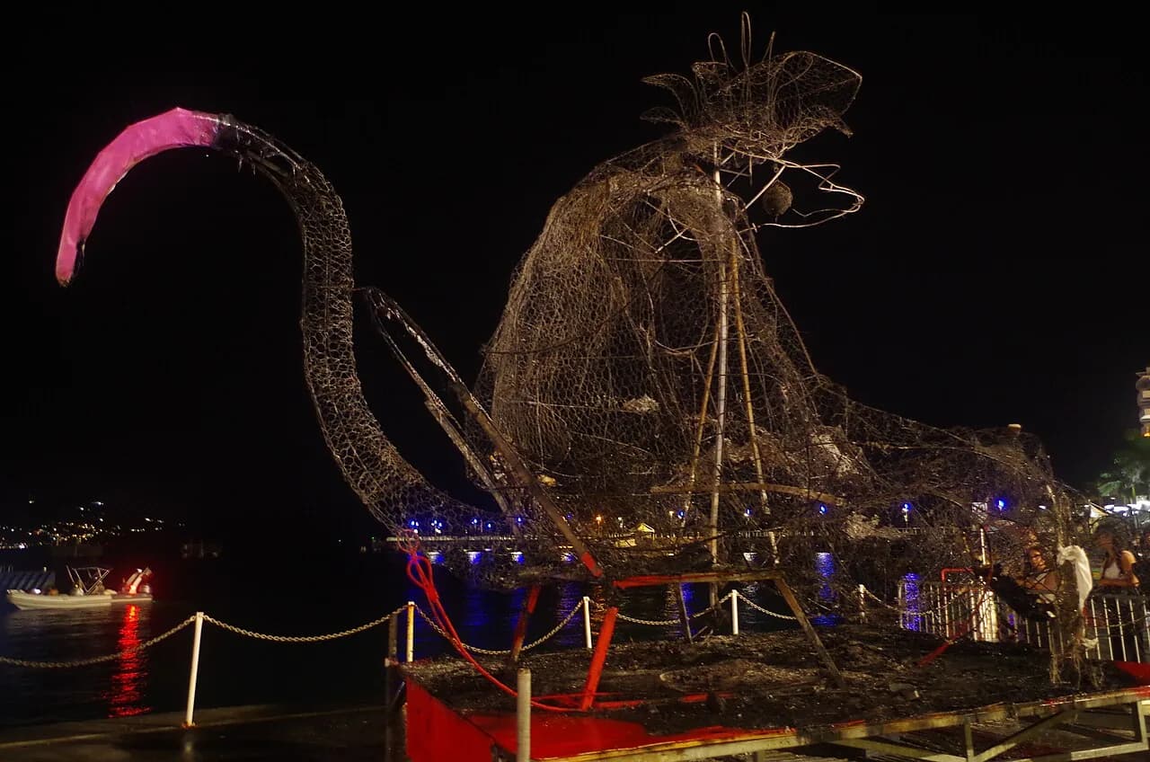 Armature métallique de Vaval après son incinération, de nuit, à la fin du carnaval 2025 en Martinique