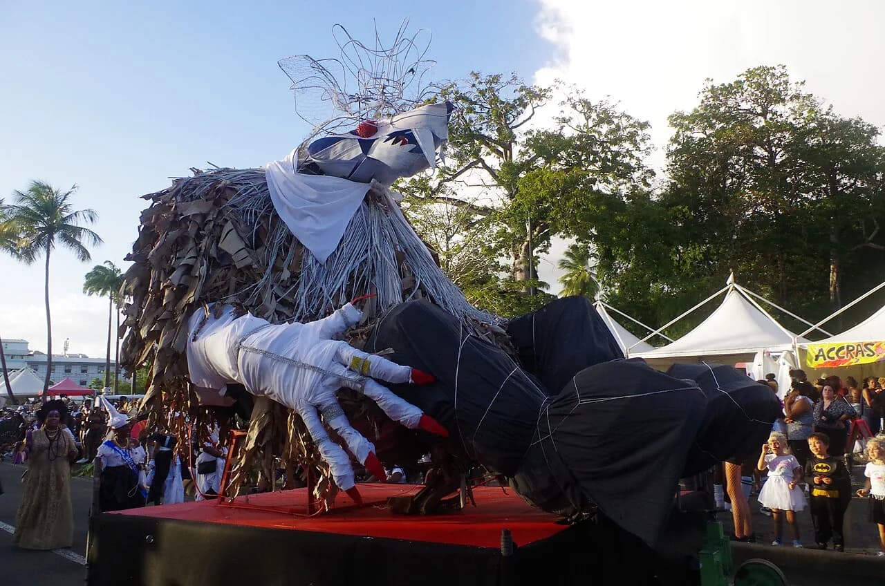 Vaval, effigie géante du roi du carnaval, sur un char lors des jours gras 2025 en Martinique