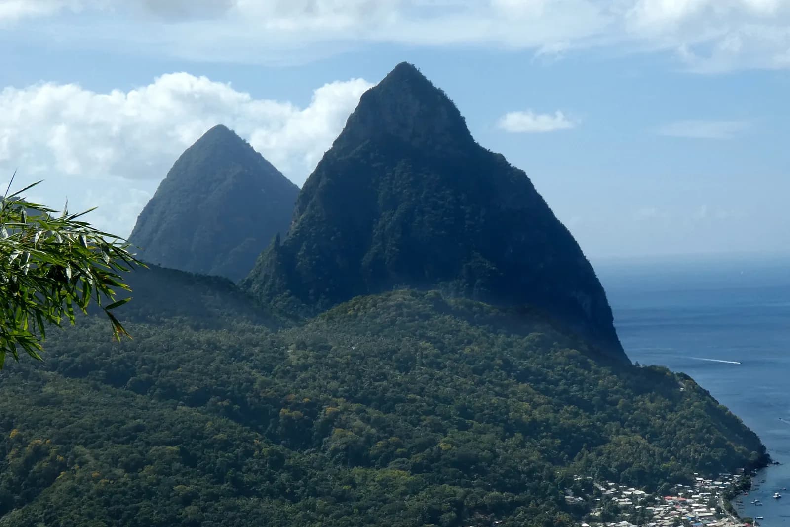 Le Gros Piton et le Petit Piton au-dessus de la côte de Sainte-Lucie
