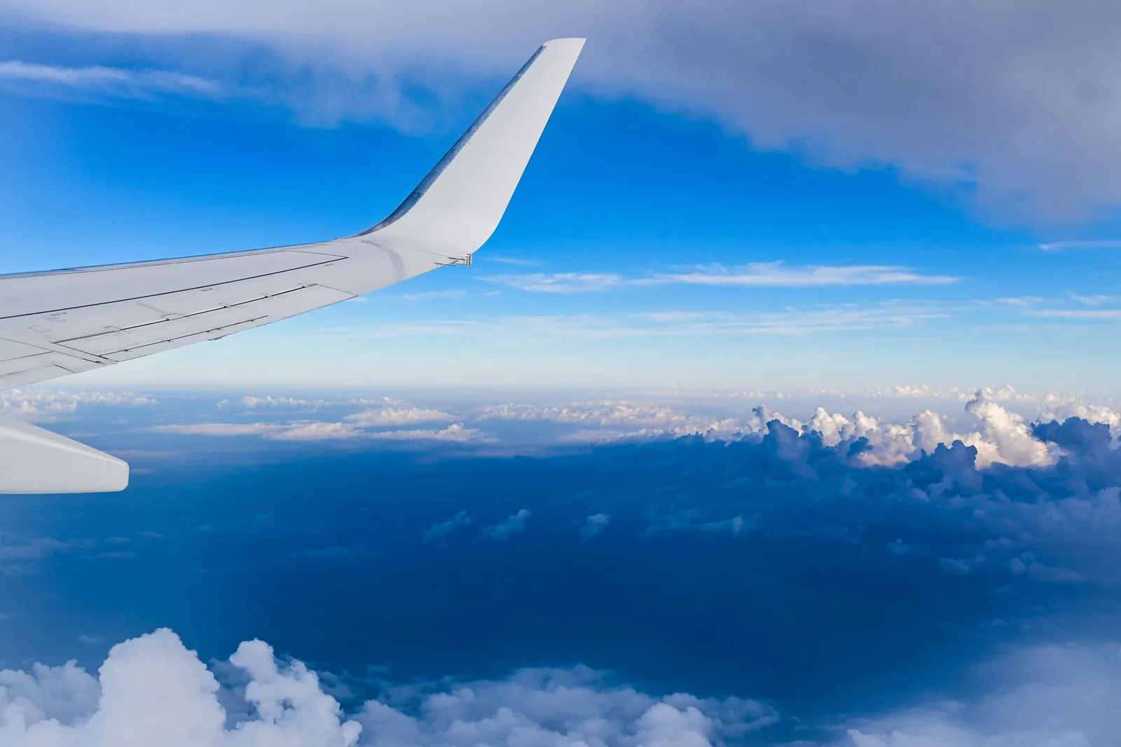 Aile d'un avion de ligne en vol au-dessus des nuages