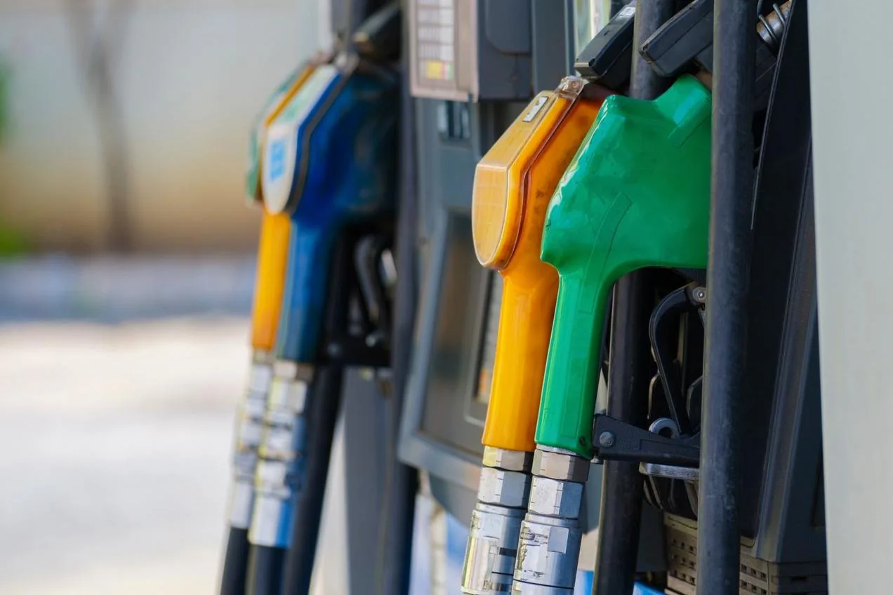 Pistolets de distribution de carburant dans une station-service