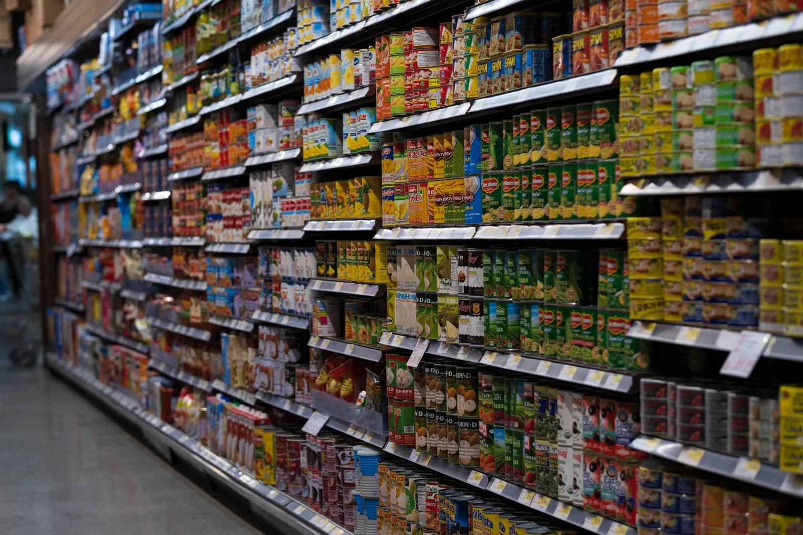 Rayon de supermarché garni de conserves et de produits d'épicerie