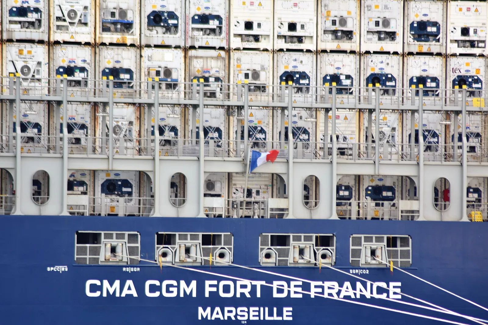 Flanc d'un porte-conteneurs chargé de conteneurs frigorifiques empilés, à quai dans le port de Fort-de-France
