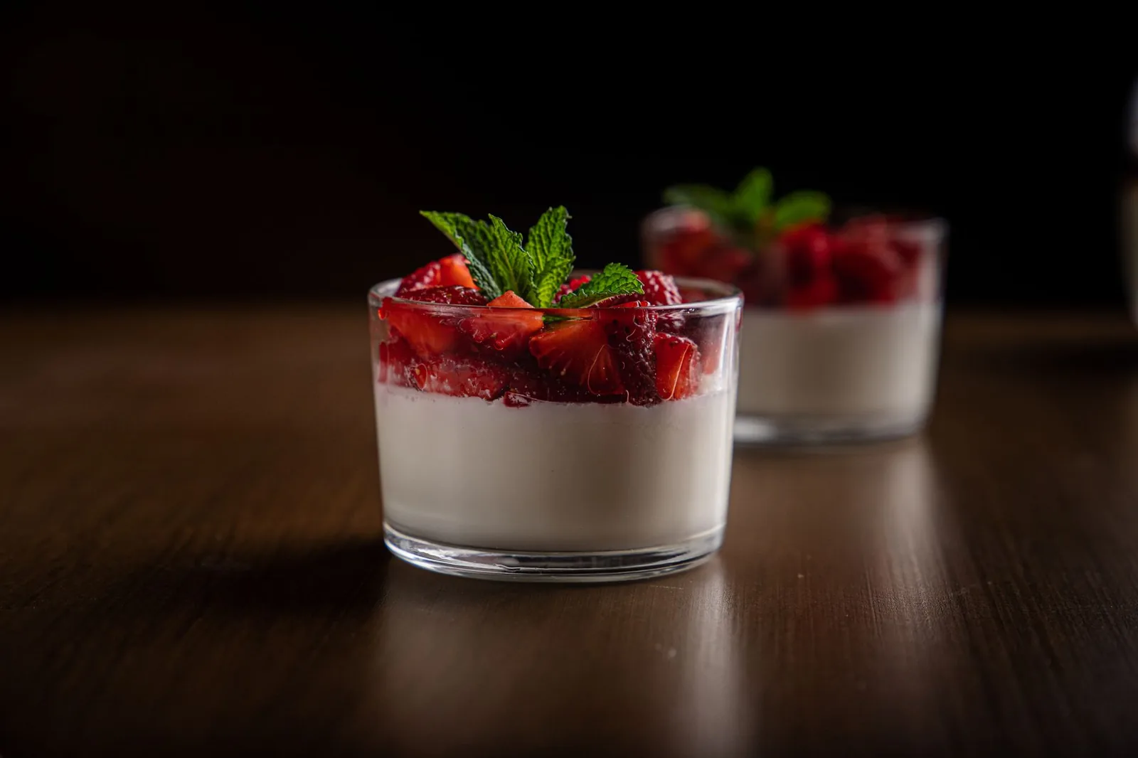 Verrines de dessert blanc crémeux garnies de fraises et de menthe