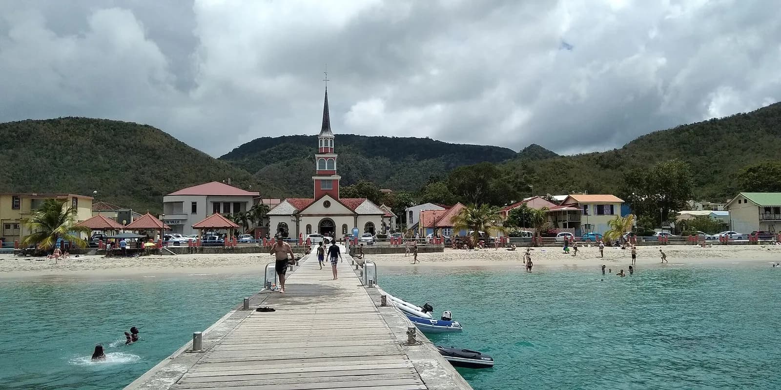 Ponton, plage et clocher de l'église Saint-Henri au bourg des Anses-d'Arlet