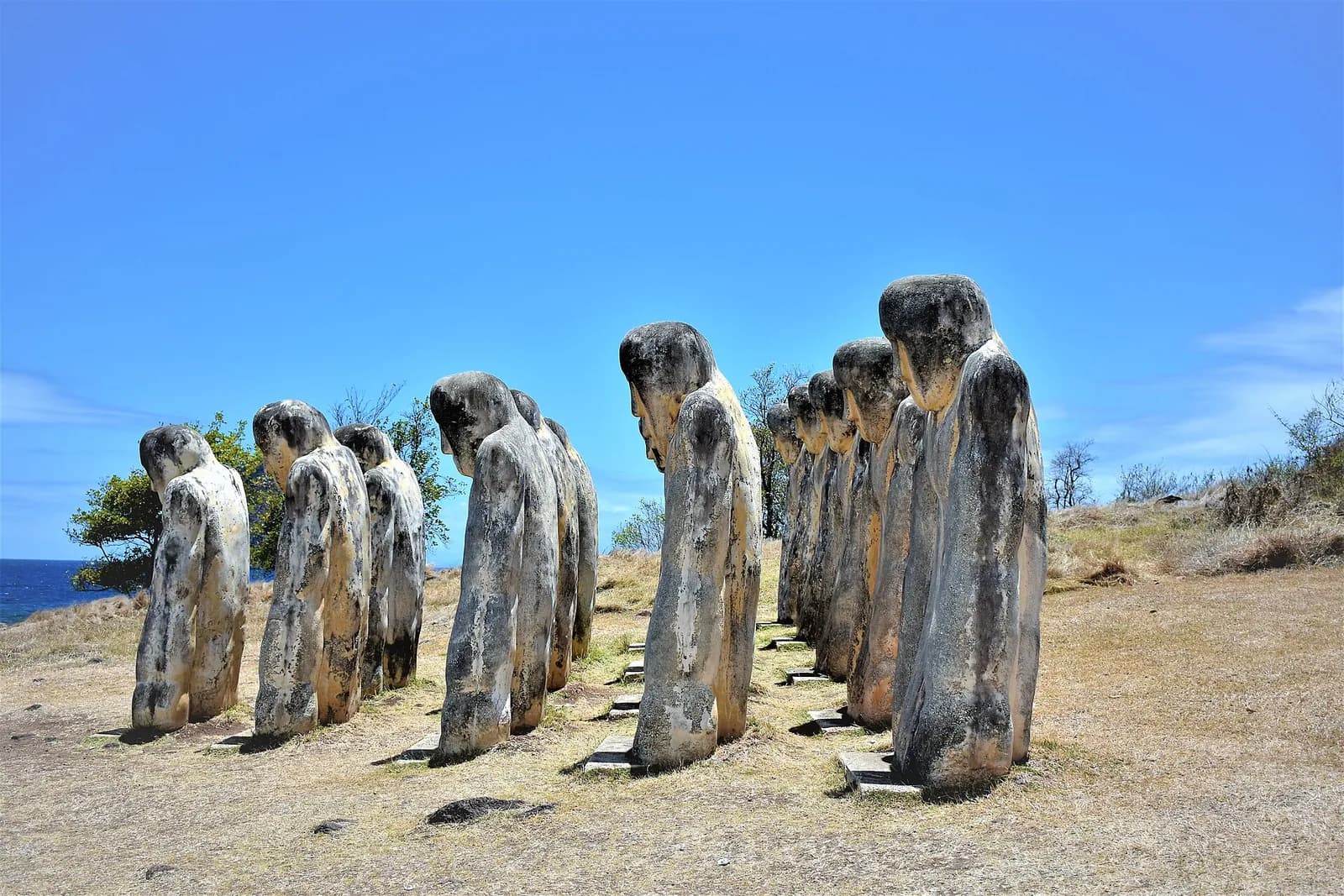 Statues du mémorial Cap 110 à l'anse Caffard, au Diamant, face à la mer