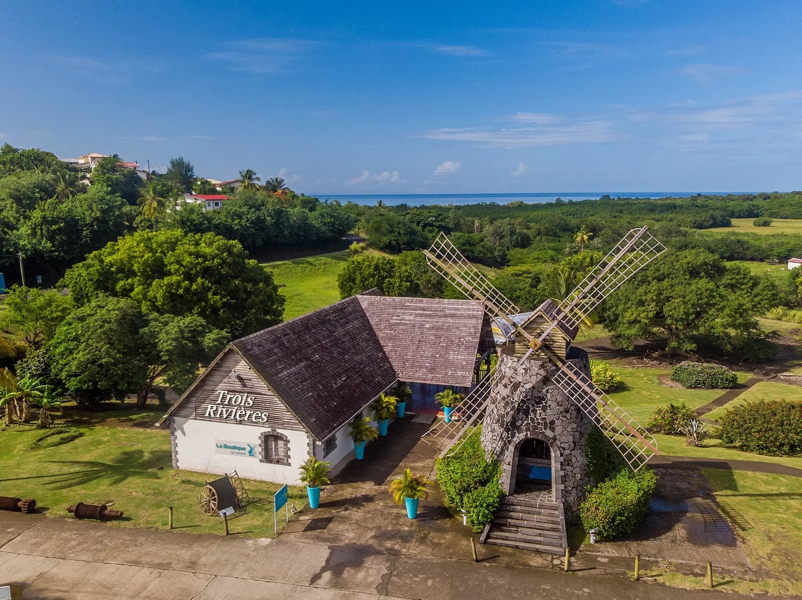 Vue aérienne de la boutique et du moulin à vent de la distillerie Trois-Rivières à Sainte-Luce