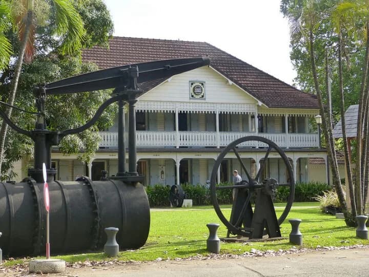 Ancienne maison de maître de Saint-James à Sainte-Marie, devenue musée du rhum, avec machines à vapeur anciennes devant la façade