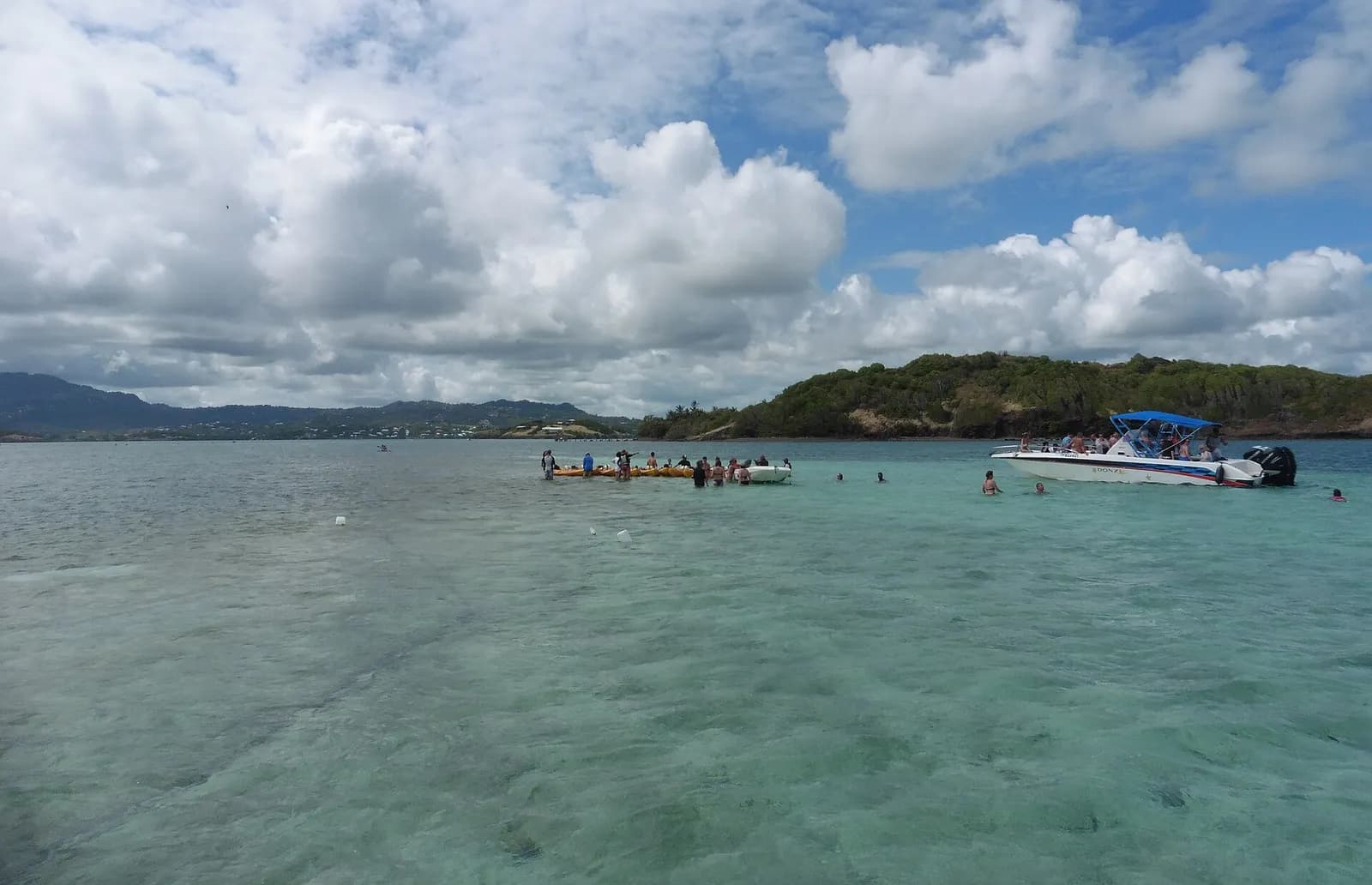 Bateau d'excursion et baigneurs dans les eaux peu profondes de la Baignoire de Joséphine, au François