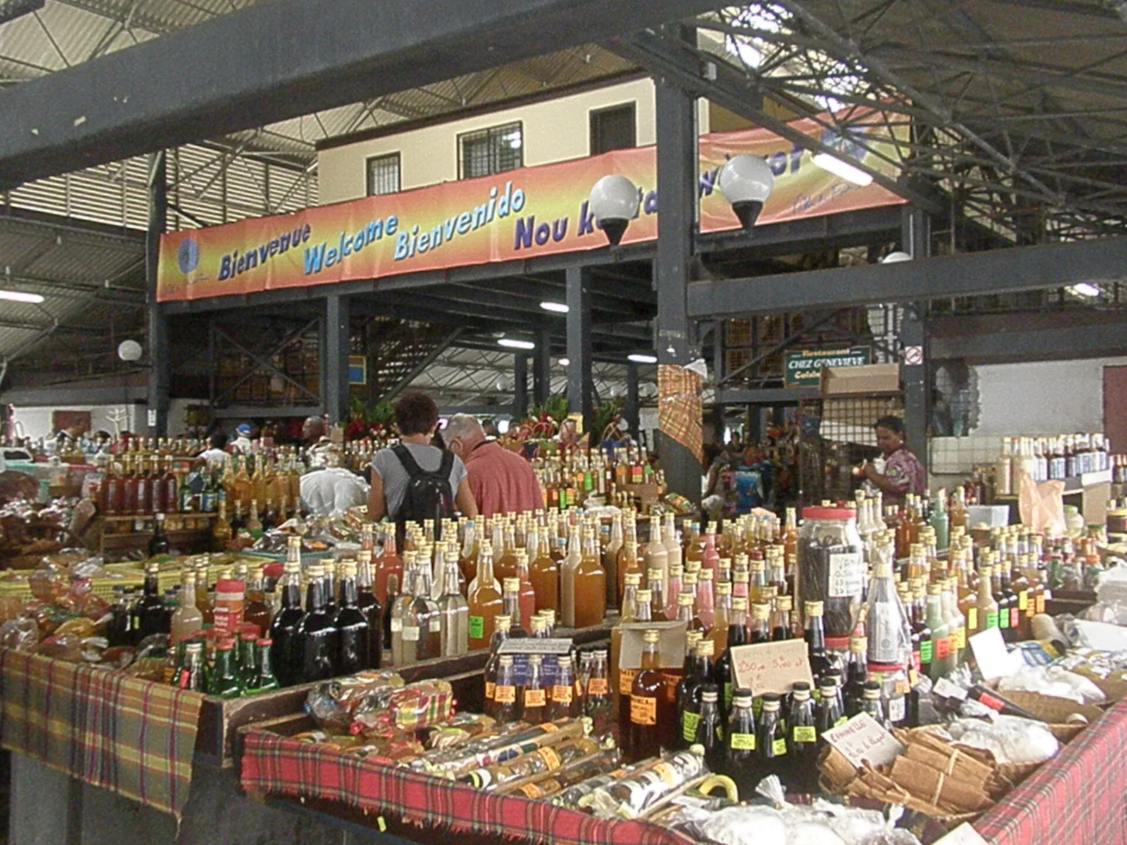 Étal de rhums arrangés au Grand Marché de Fort-de-France, en Martinique