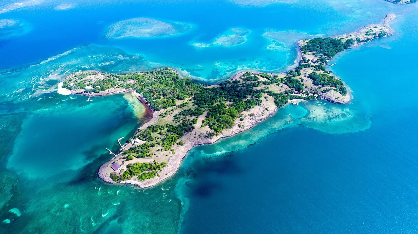 Vue aérienne de l'îlet Long et des eaux turquoise des îlets du François, en Martinique