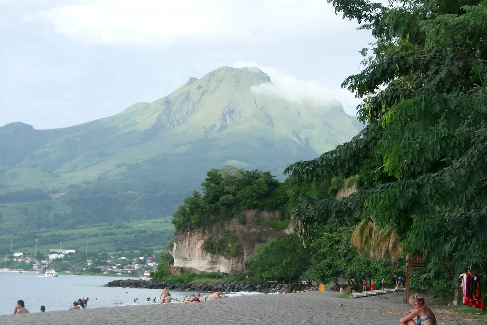 La montagne Pelée vue depuis la plage du Carbet, en Martinique