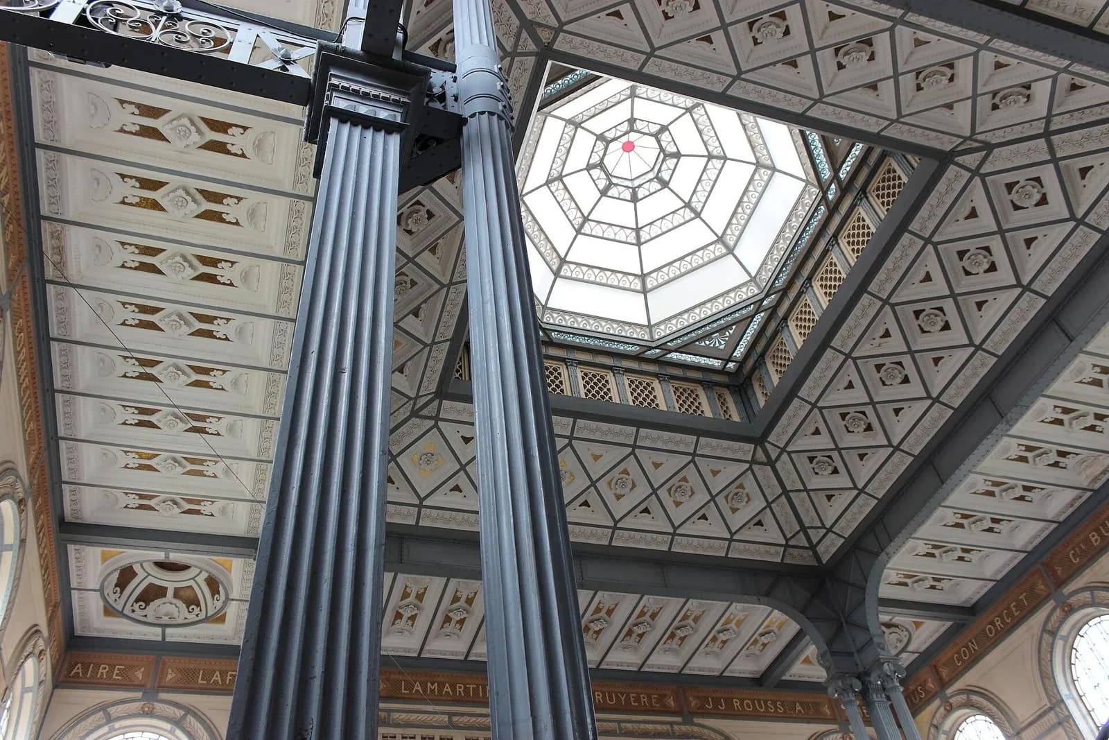 Colonnes en fonte et coupole vitrée à l'intérieur de la bibliothèque Schœlcher, à Fort-de-France
