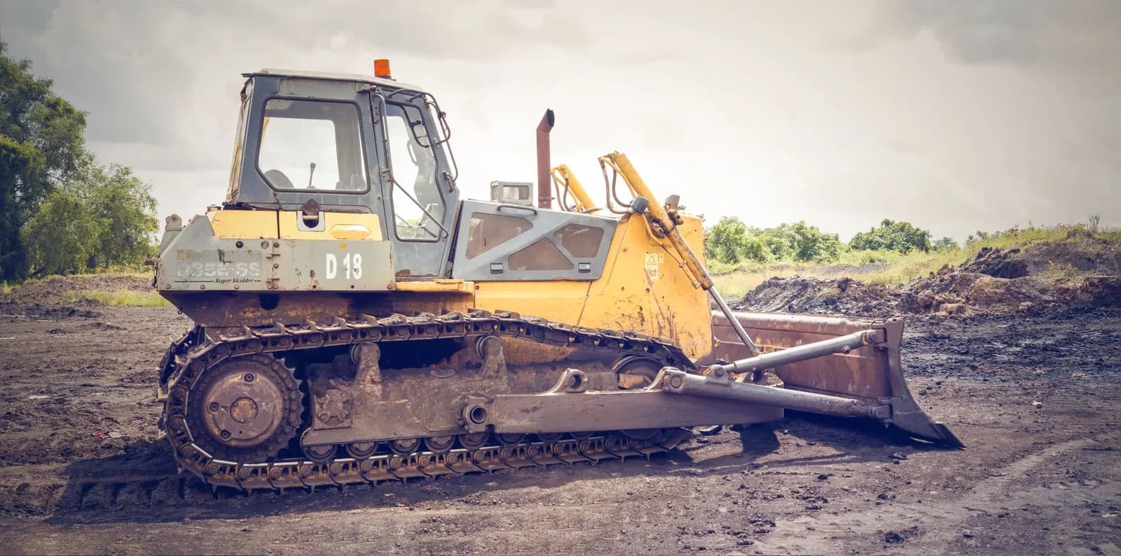 Bulldozer jaune sur un chantier, exemple d'engin de BTP financé par un Girardin industriel
