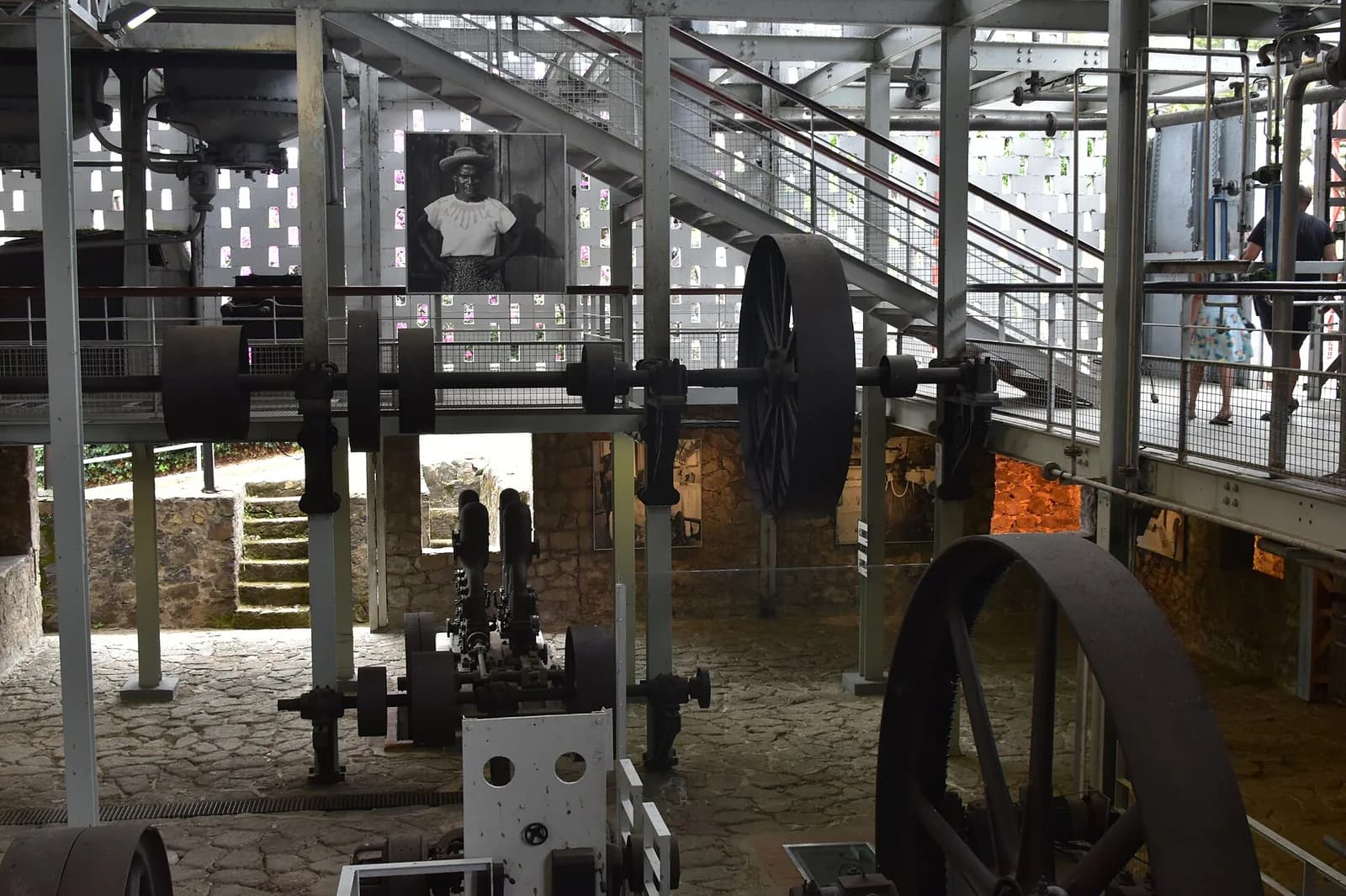 Machines et volants d'inertie dans l'ancienne distillerie de l'Habitation Clément, Le François, Martinique