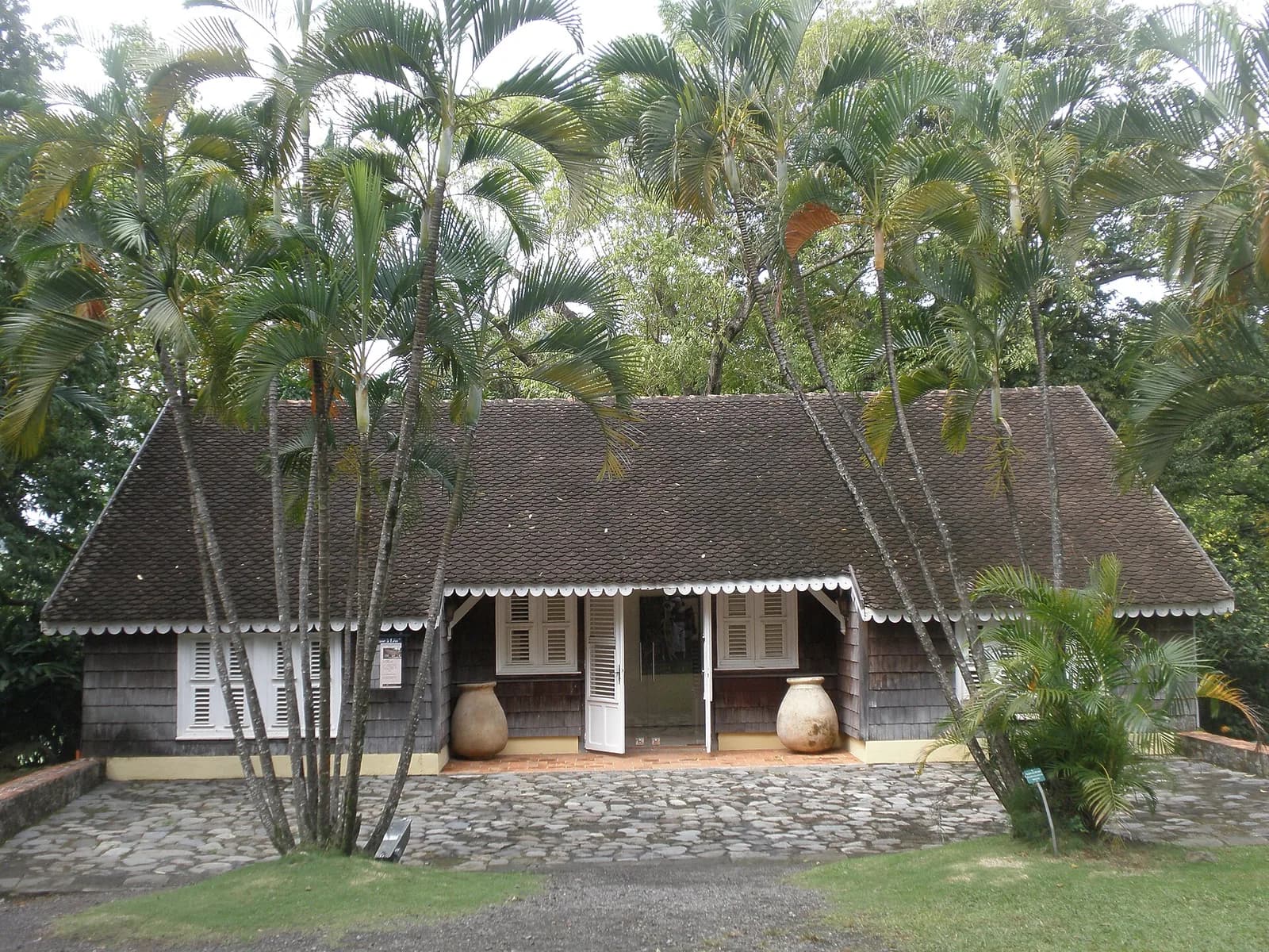 La case à Léo, ancienne remise à calèches où la Fondation Clément présente une exposition, Le François, Martinique
