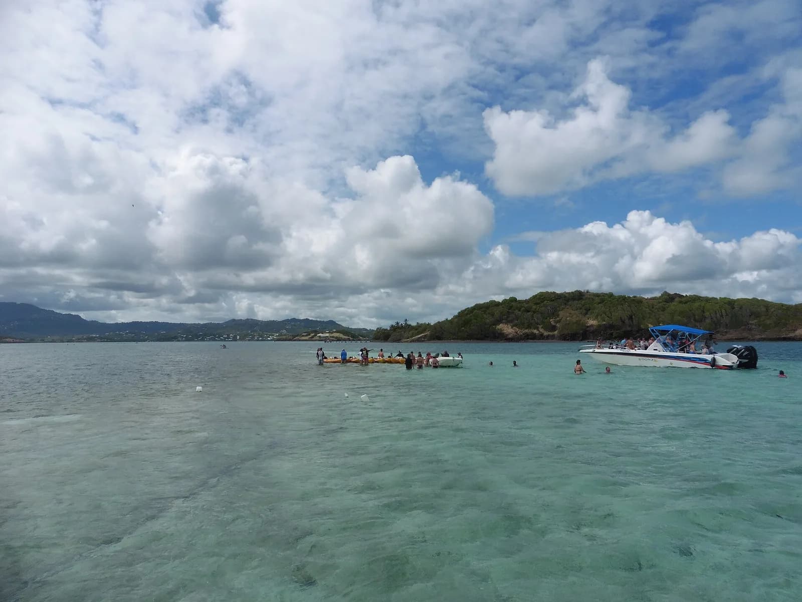 Eaux turquoise peu profondes du haut-fond de la Baignoire de Joséphine, baie du François, Martinique