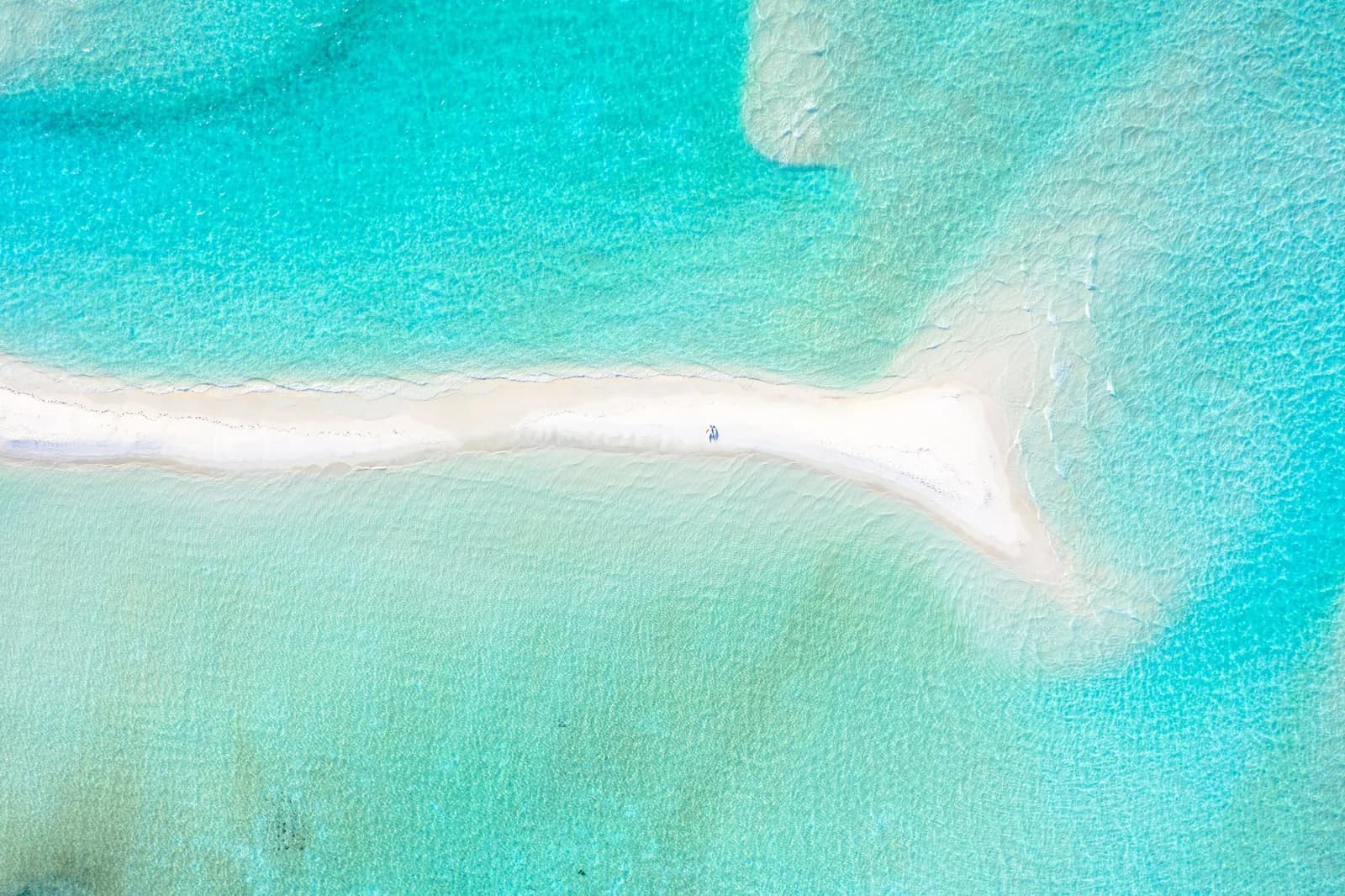 Vue aérienne d'un banc de sable blanc isolé au milieu d'une mer turquoise