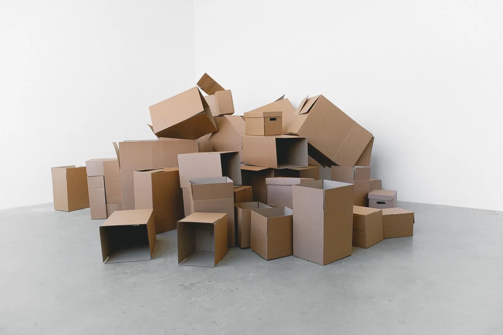 Tas de cartons de déménagement empilés dans une pièce vide