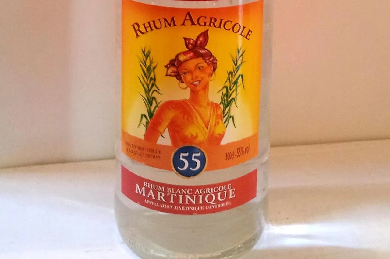 Gros plan sur l'étiquette d'une bouteille de rhum agricole blanc La Mauny, Martinique