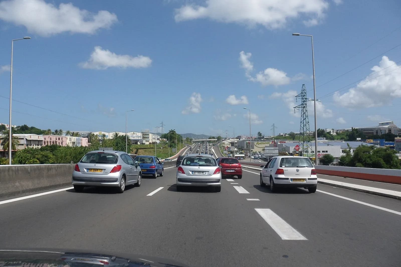 Circulation dense sur l'autoroute A1 près de Fort-de-France, voitures aux plaques françaises