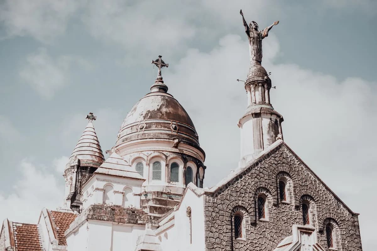 Basilique du Sacré-Cœur de Balata, au-dessus de Fort-de-France, avec sa coupole et la statue du Christ aux bras ouverts