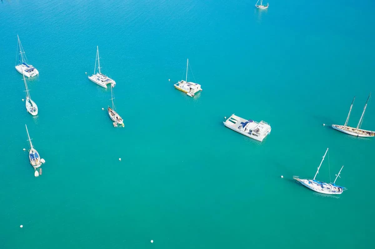 Voiliers au mouillage dans une eau turquoise