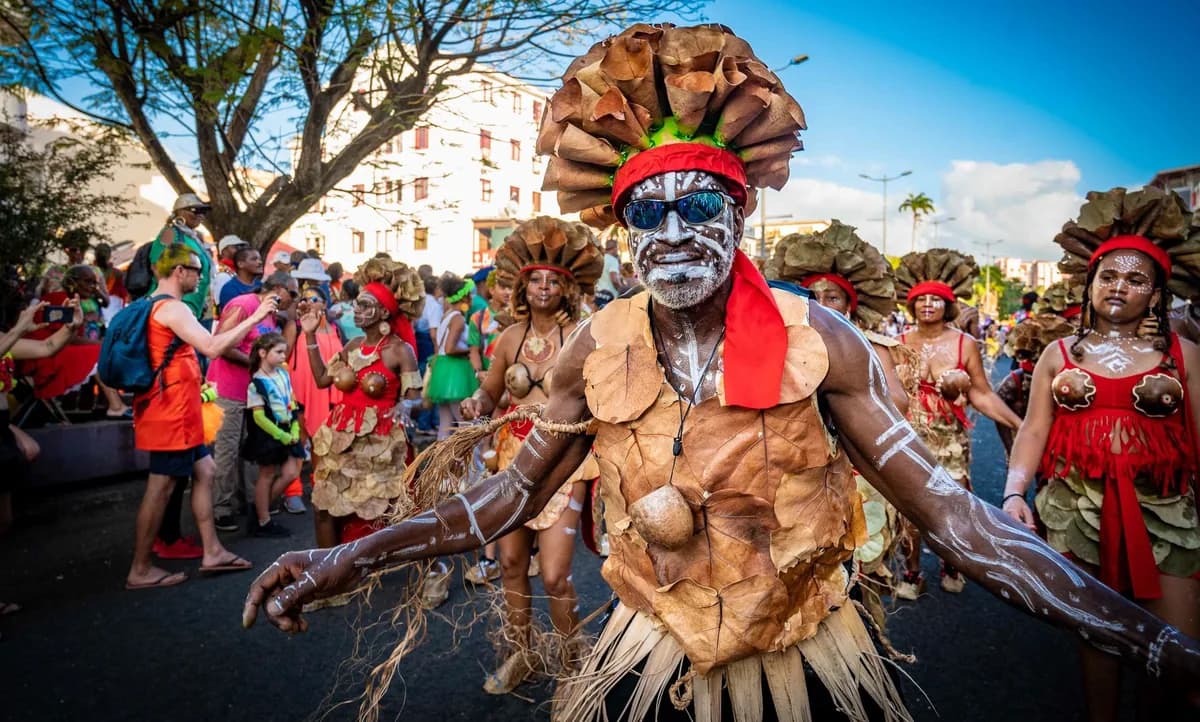 Parade de carnaval antillais, costumes de feuilles séchées
