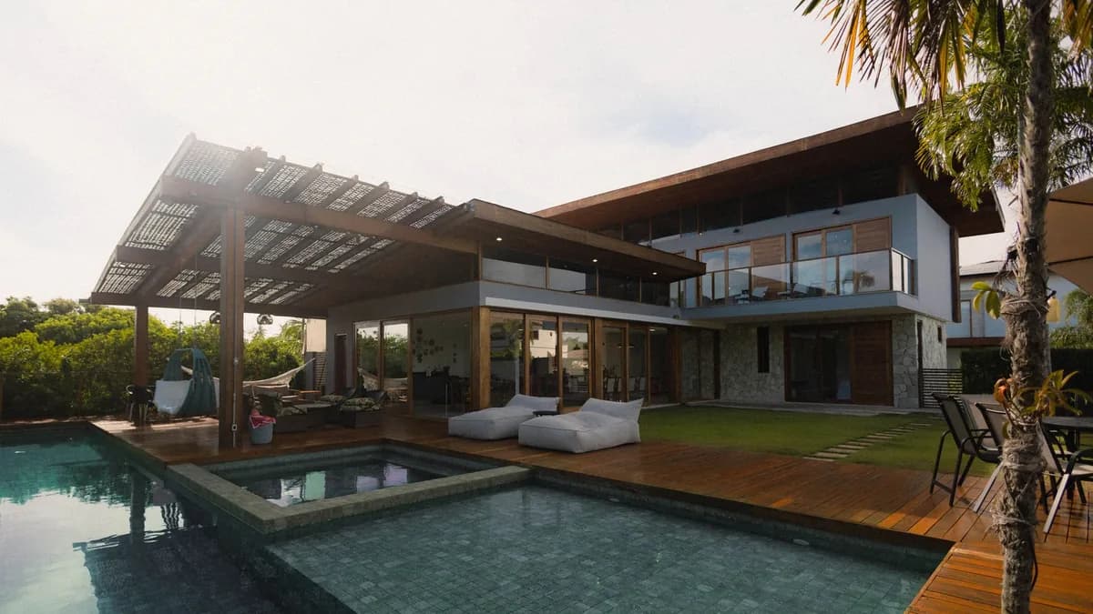 Villa contemporaine avec piscine et terrasse en bois dans un cadre tropical