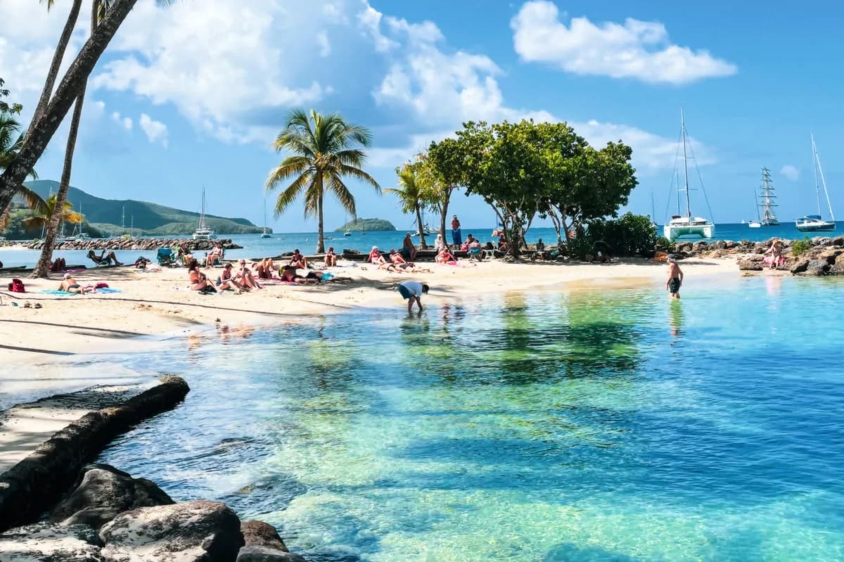 Plage de sable blanc et eau turquoise en Martinique