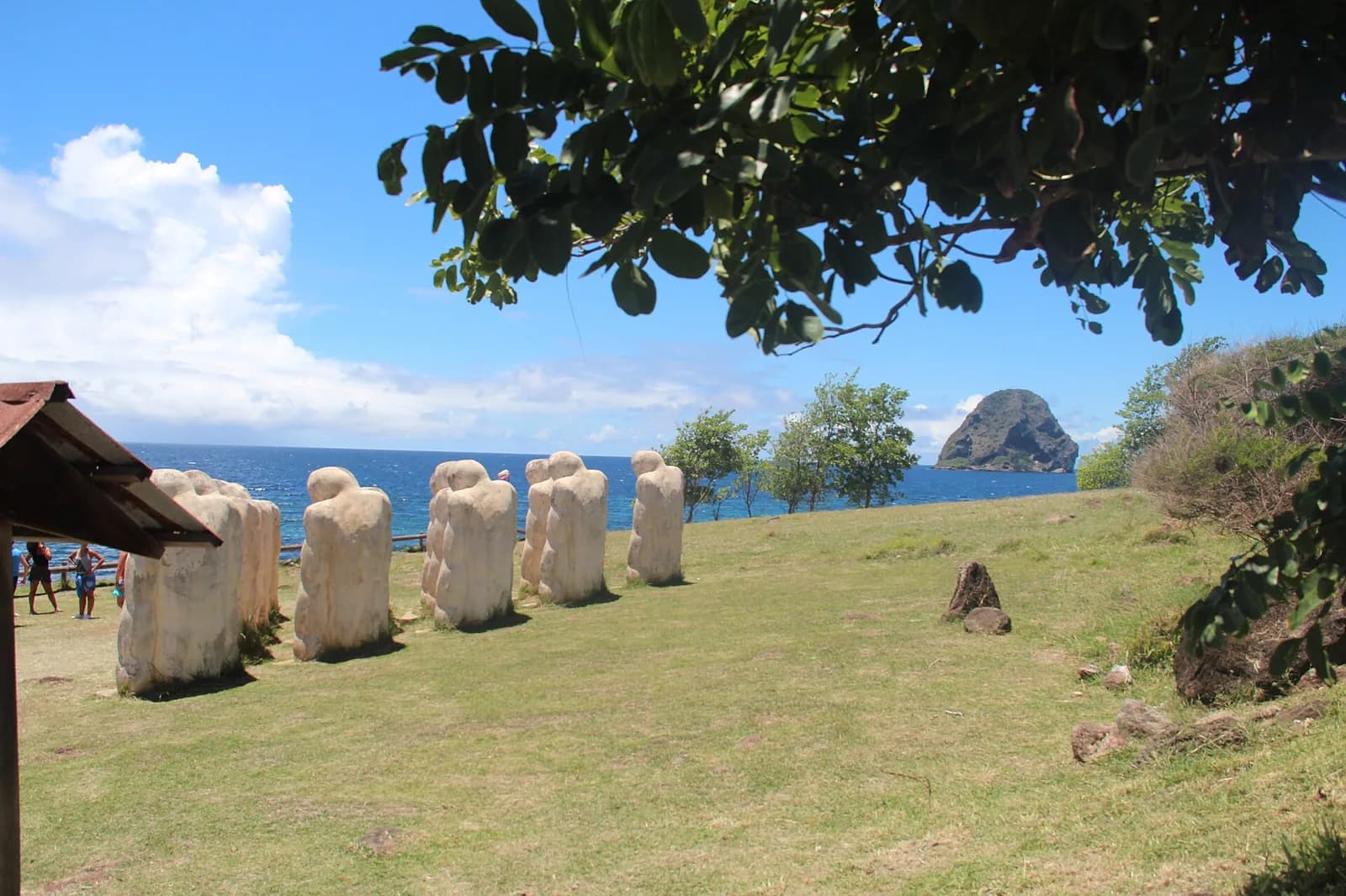 Visages des statues du mémorial Cap 110 de Laurent Valère, anse Caffard, Le Diamant, Martinique