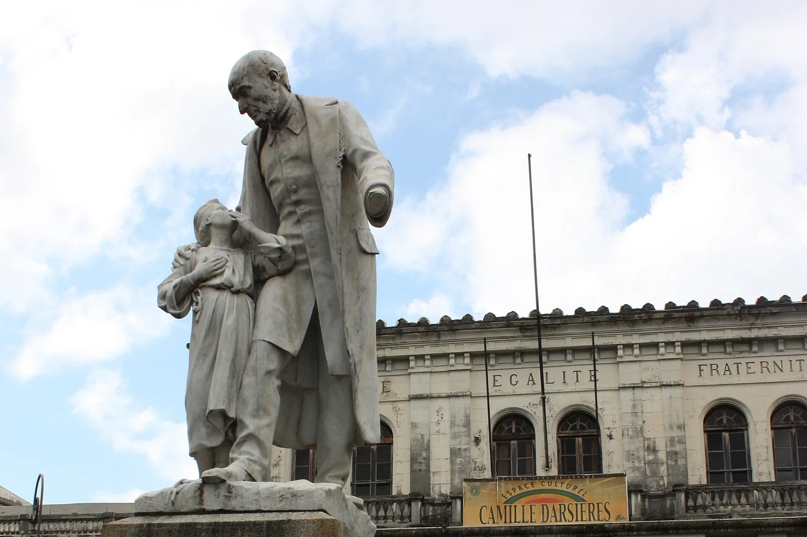 Monument à Victor Schœlcher et son enfant devant l'ancien palais de justice, Fort-de-France, Martinique