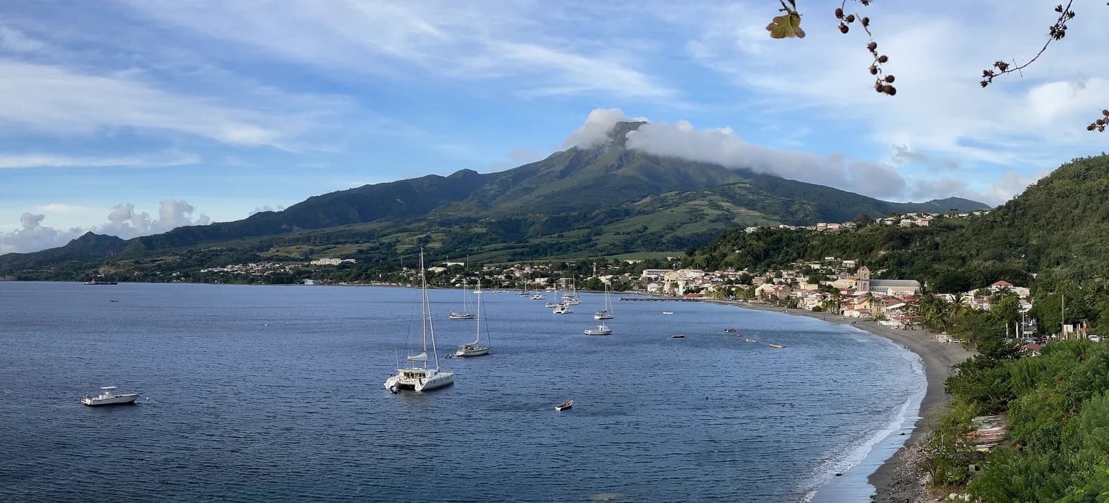 La Montagne Pelée dominant la baie et la ville de Saint-Pierre, Martinique