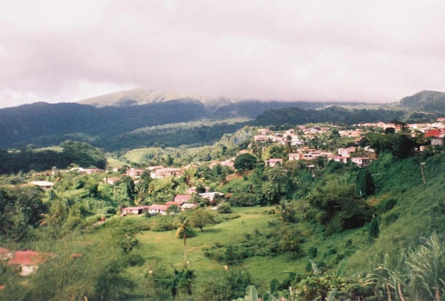 Le bourg du Morne-Rouge sur les flancs de la Montagne Pelée, Martinique