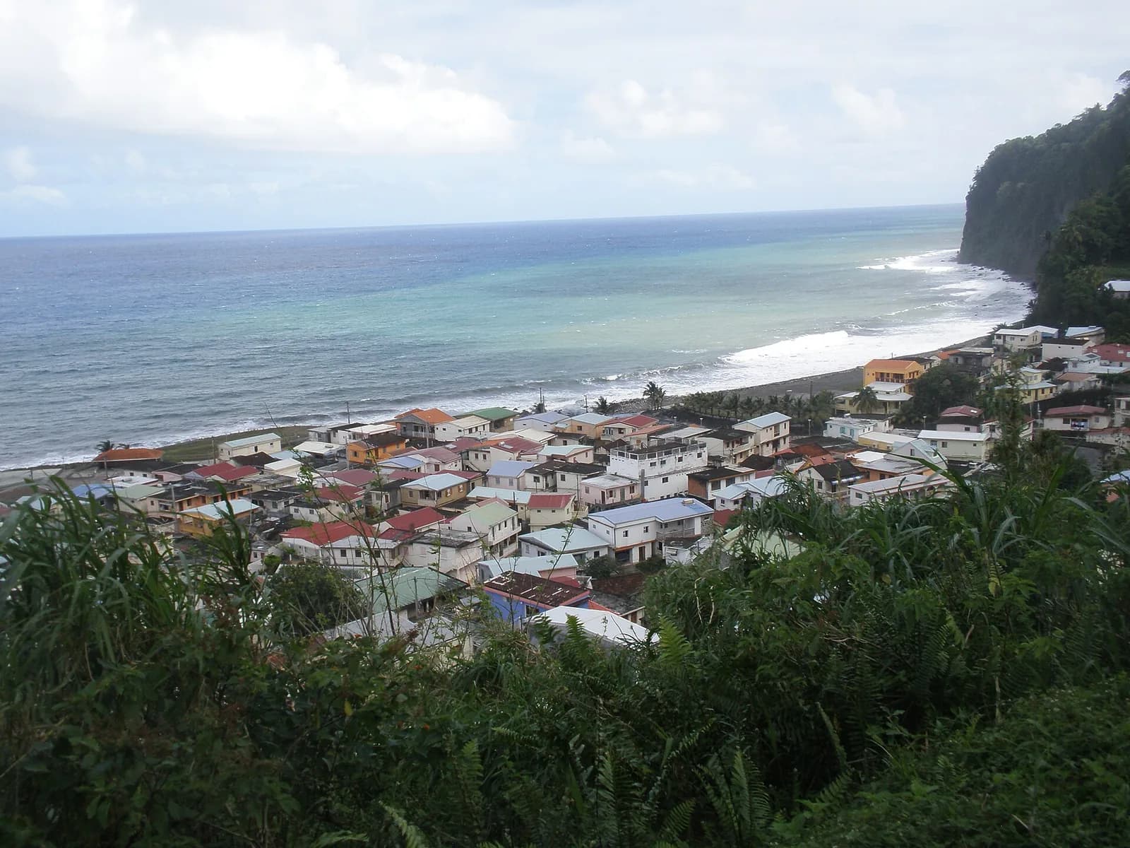 Maisons du village de Grand'Rivière et côte atlantique vues depuis les hauteurs