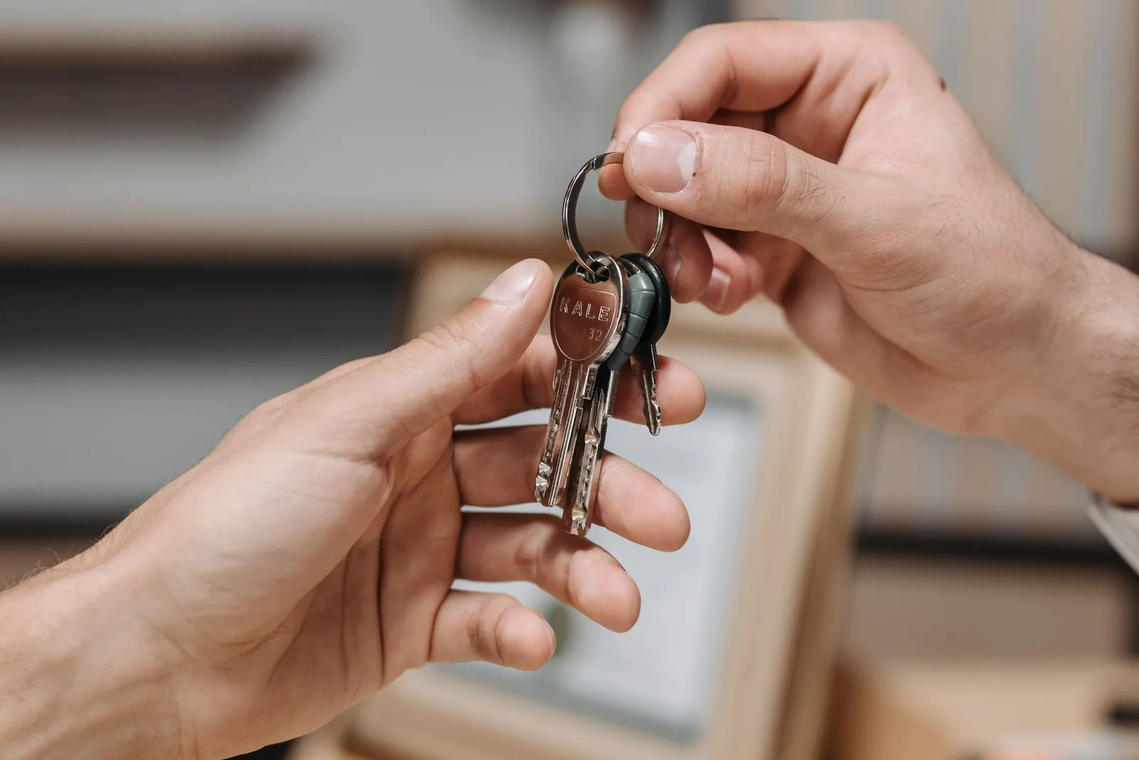Remise de clés de logement lors de la signature d'un contrat de location