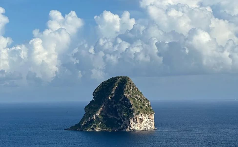 Rocher du Diamant dressé dans la mer des Caraïbes au large du Diamant