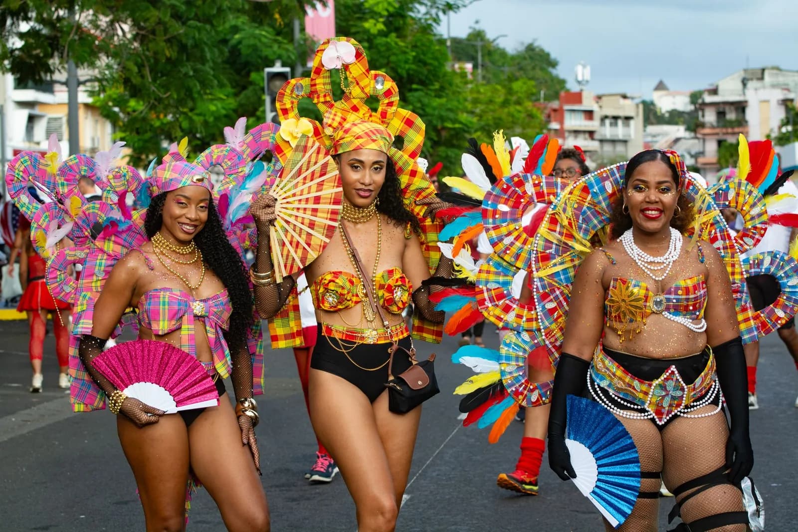 Danseuses en costumes colorés à éventails lors du défilé du carnaval de Martinique