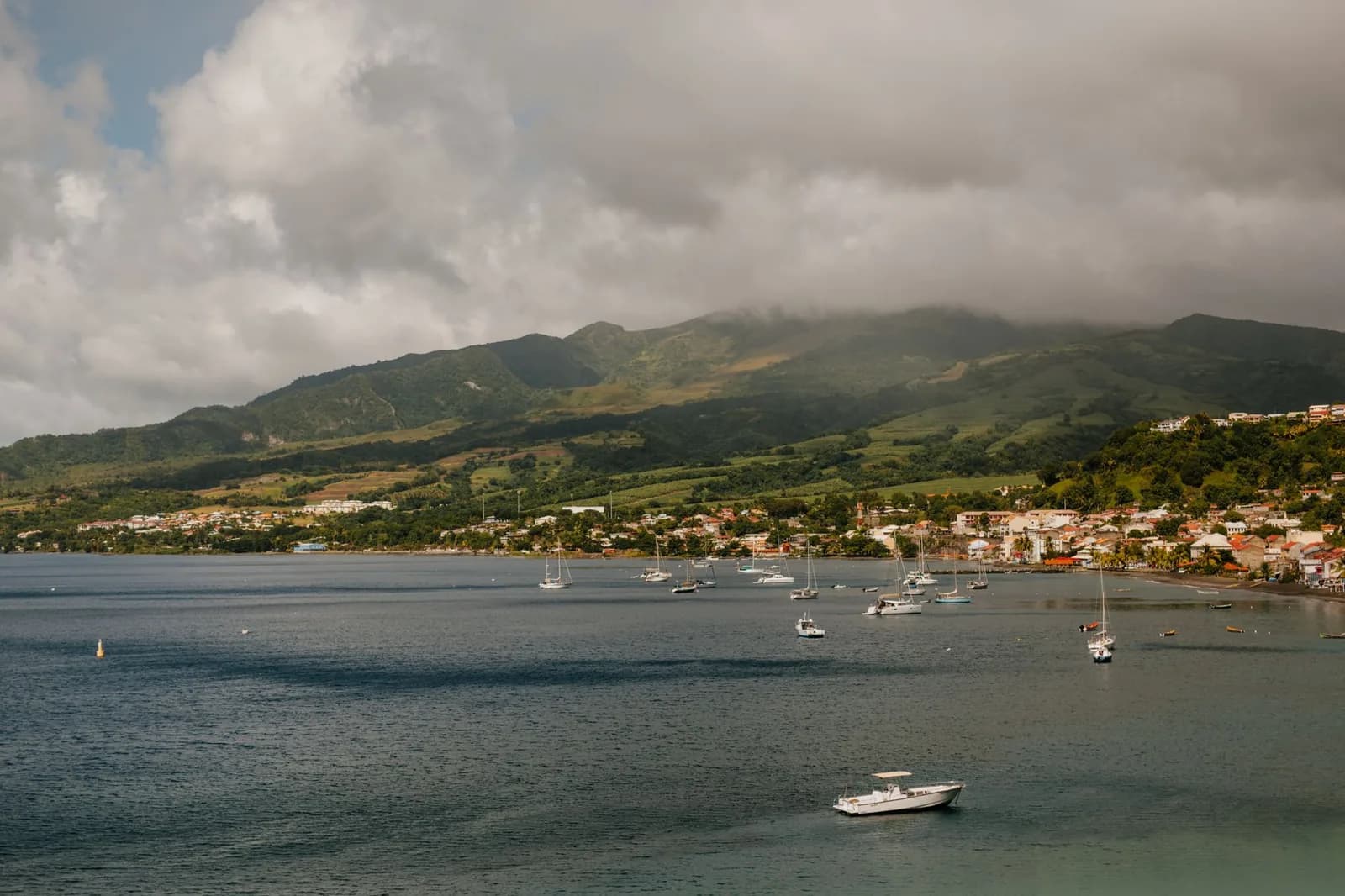 Voiliers au mouillage dans la baie de Saint-Pierre, au pied de la montagne Pelée, Martinique