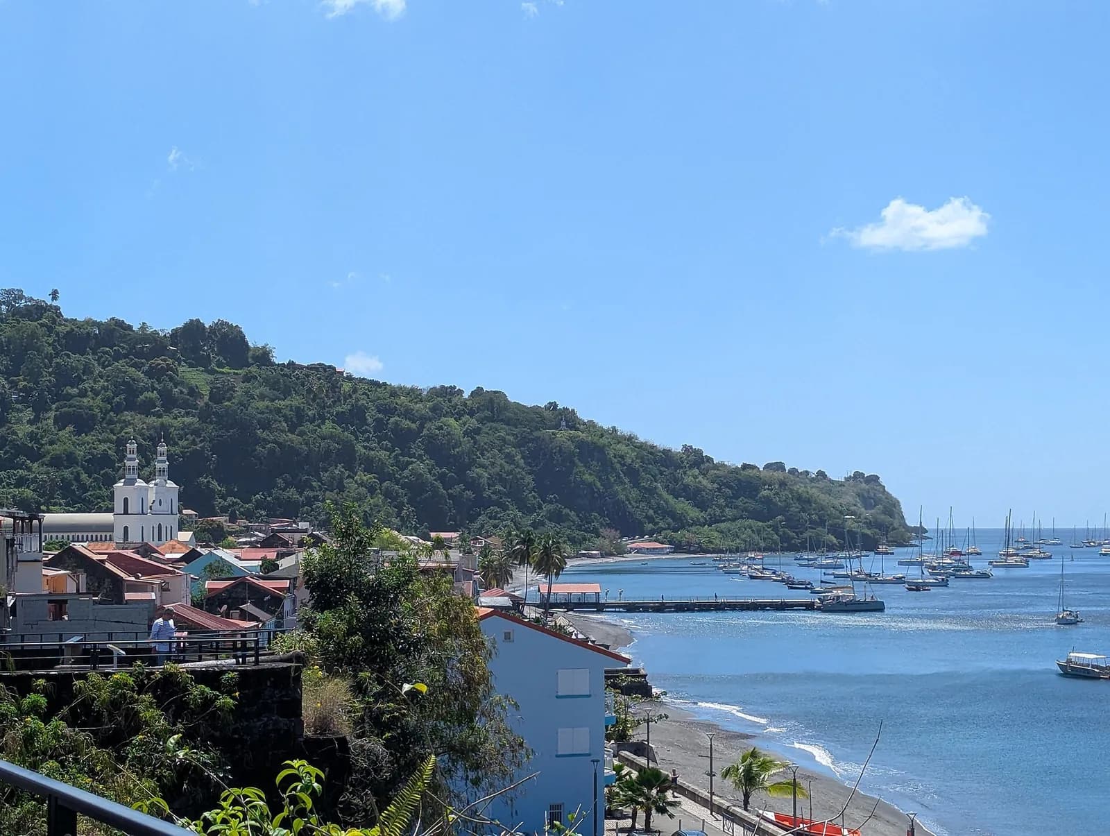 La baie et le village de Saint-Pierre, au pied de la montagne, dans le nord de la Martinique