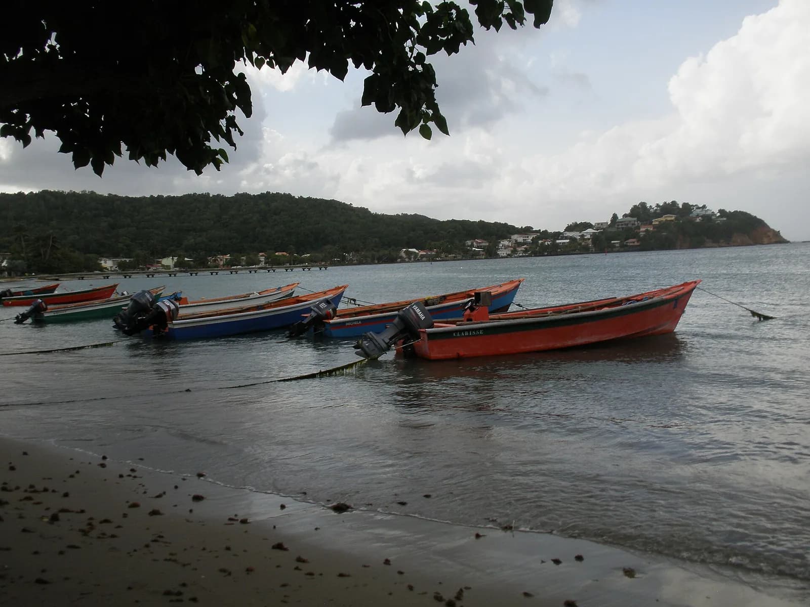 Barques de pêche sur la plage de Tartane, côte Atlantique de la Martinique